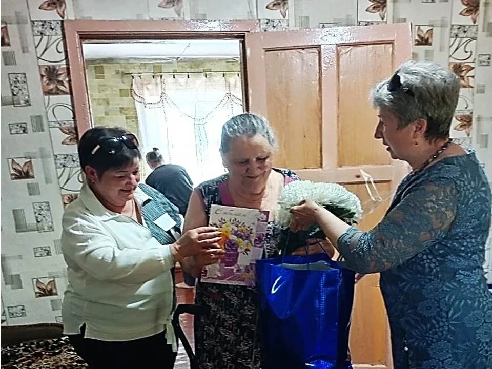 В Курганенском сельском поселении традиционно поздравили юбиляра мая 2026 г. Глава Адми...