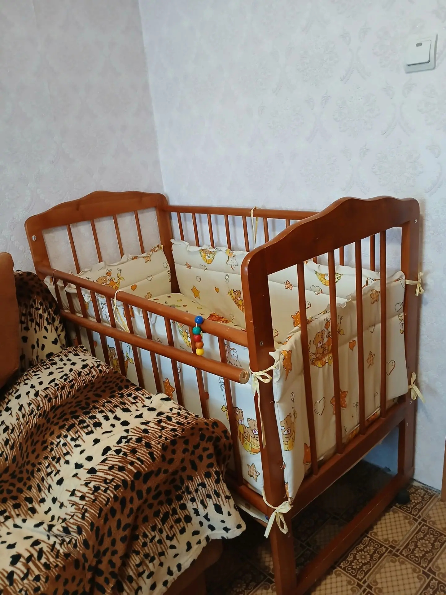Продам детскую  кровать ( в комплекте манеж и матрас) недорого за 500  ( пятьсот) рубле...