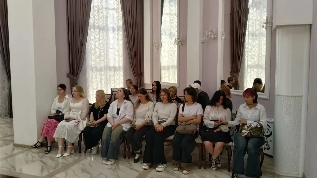Сегодня наши студенты побывали на уникальной экскурсии по Дворцу торжеств — экскурсию п...