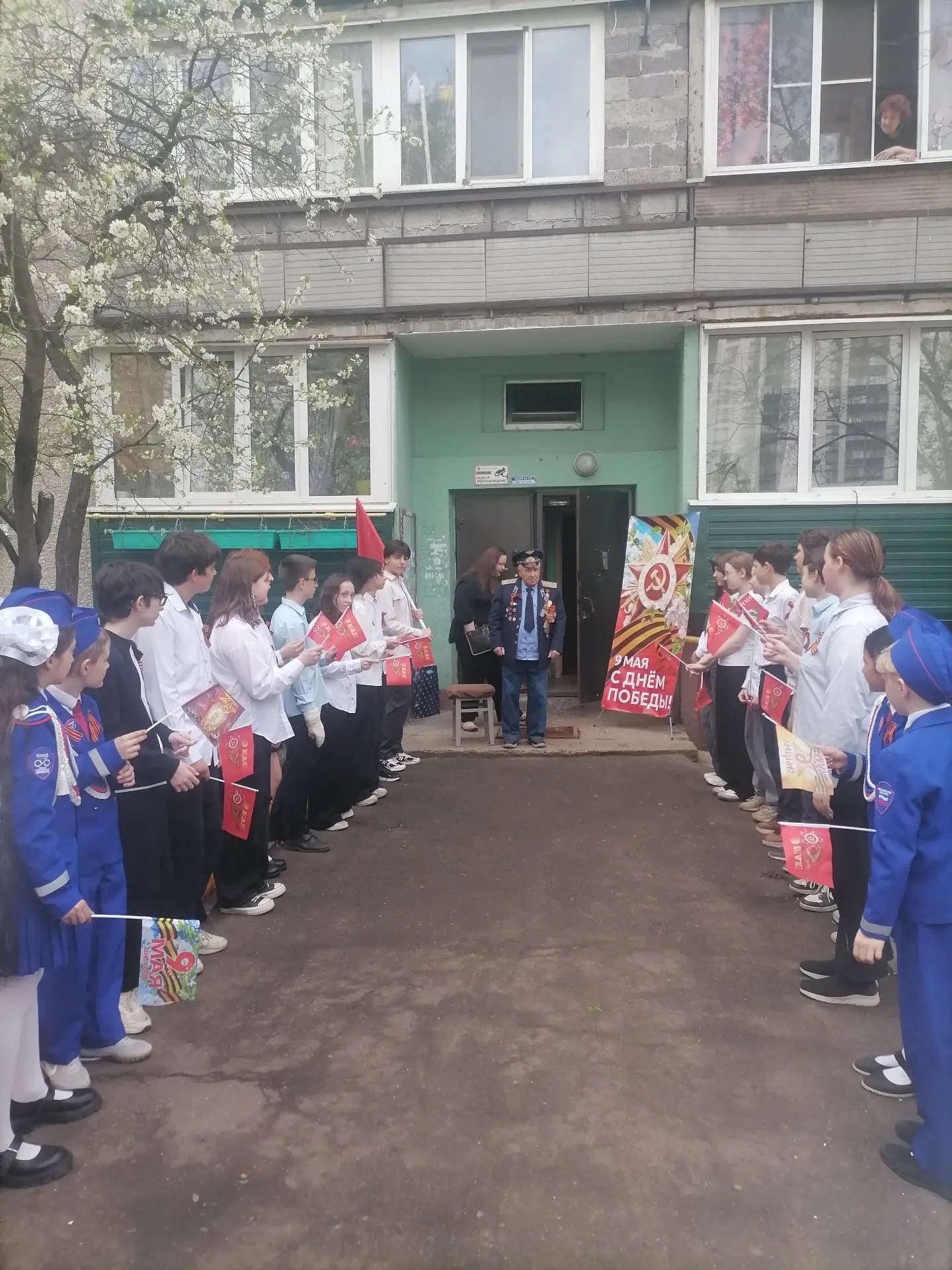 #моусош26люберцы Обучающиеся школы и члены отряда "Автолюбер" приняли участие в поздравлении участни
