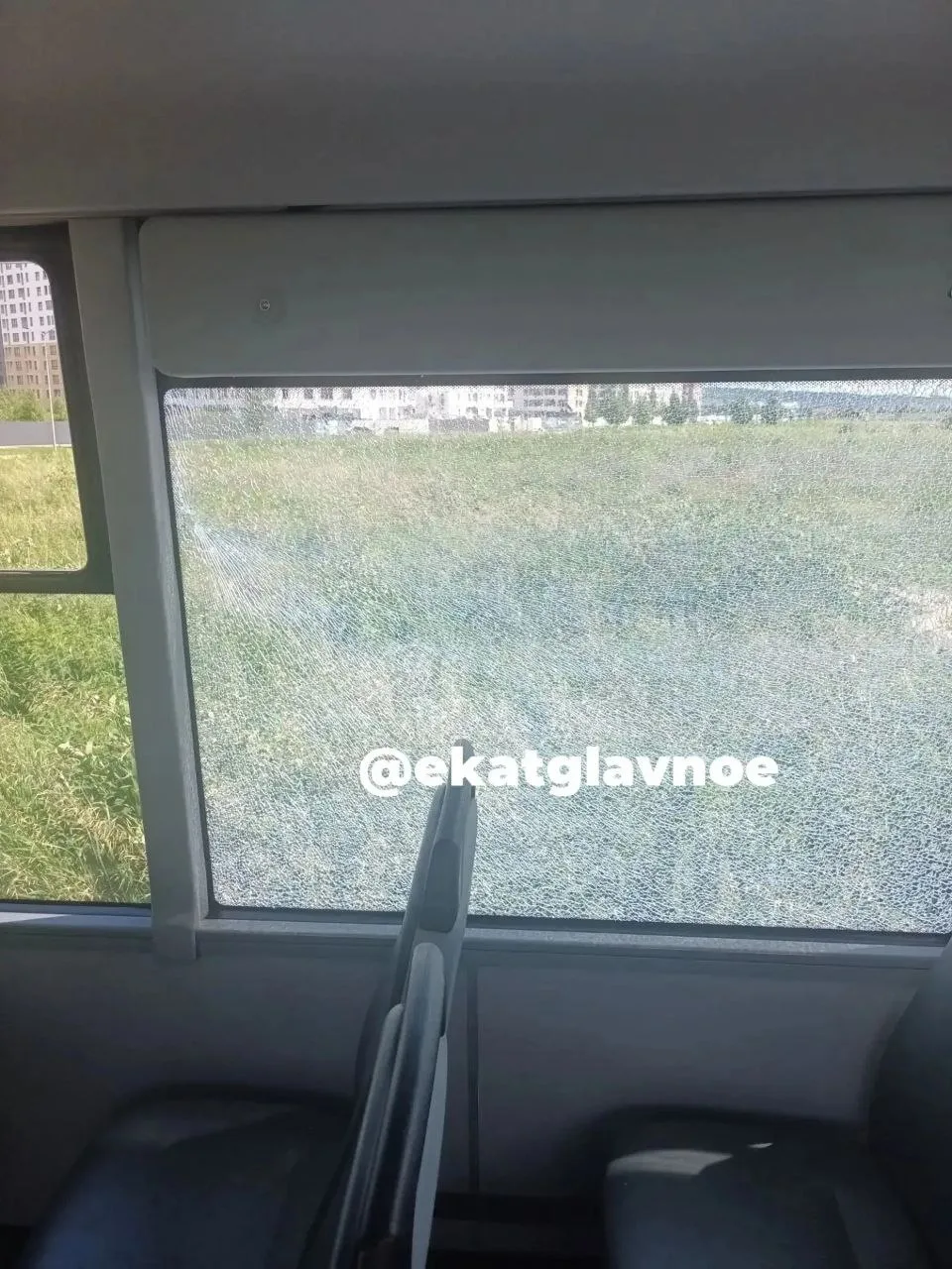 ⚡️В Солнечном разбили стекла в двух пассажирских автобусах