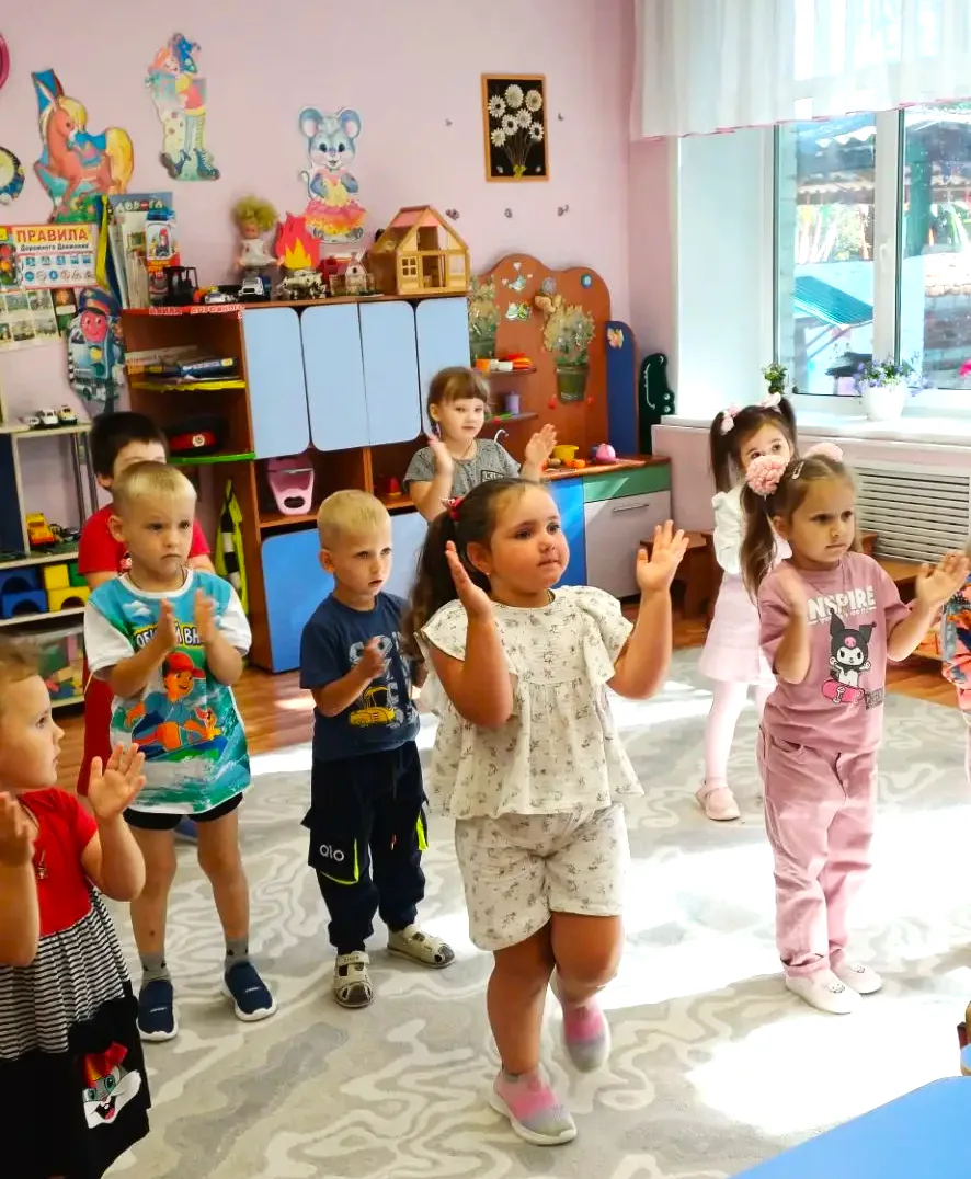 Утро в детском саду — время полезных привычек! 🧸 Группа "Гномики" дружно вышла на ковр...