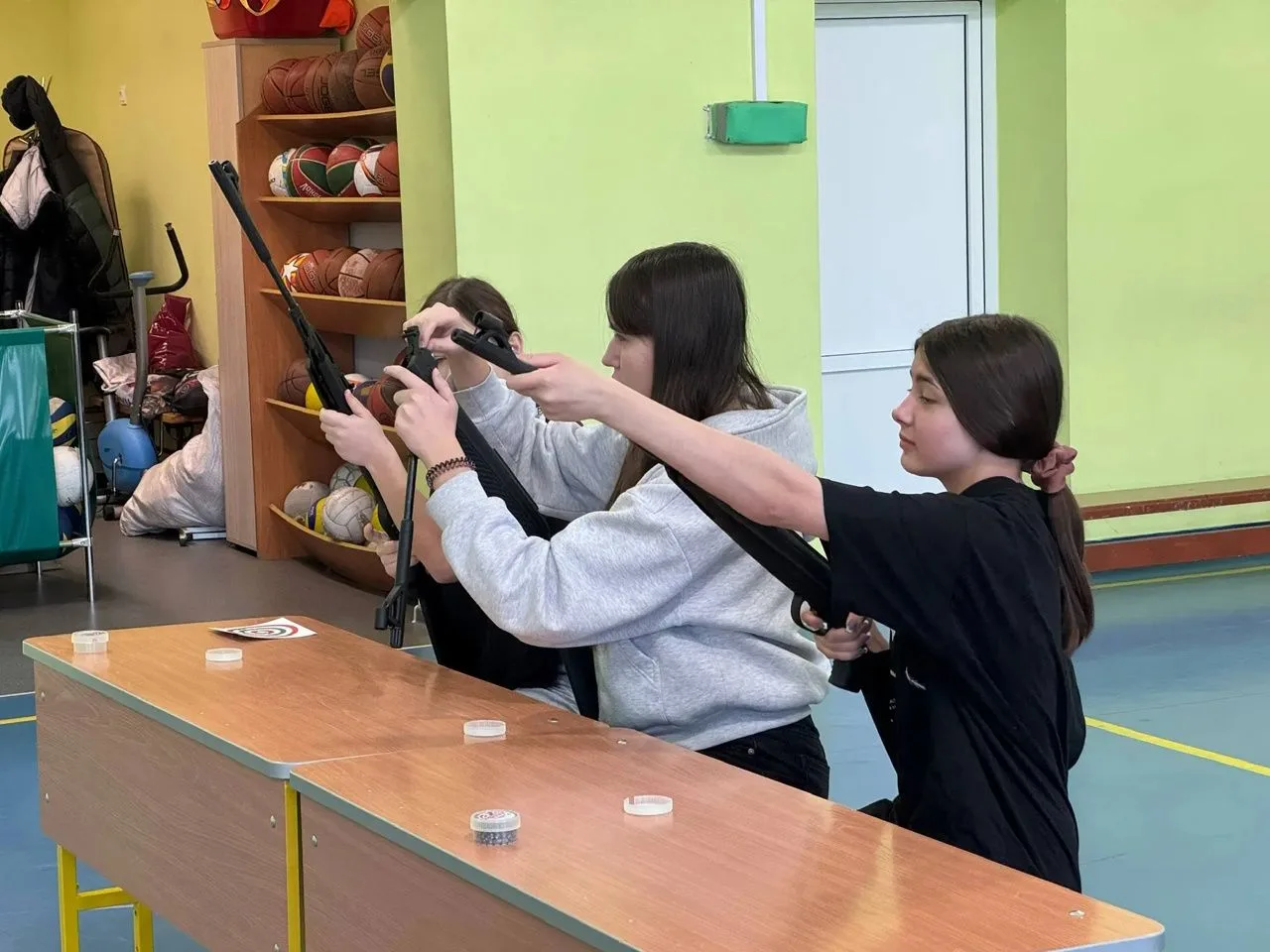 Учащиеся 9 «В» побывали на мастер-классе по стрельбе из пневматической винтовки в рамках проекта «Шк