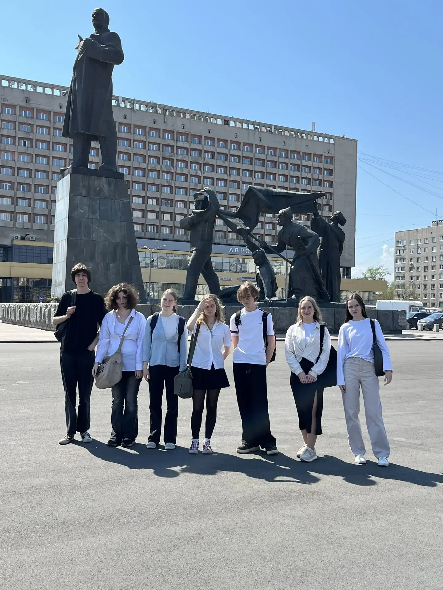 В мае ученики 10 классов школы посетили Центральную городскую библиотеку имени В. И. Ленина, где при