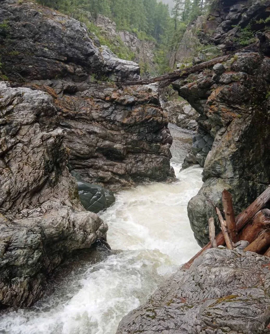 🌄 Дургенский каньон и его водопад в республике Тыва  Название каньона происходит от горной реки Дург
