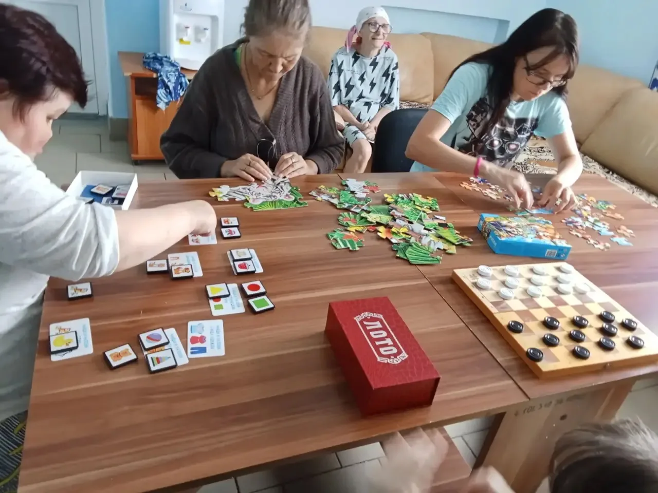 На клетчатой доске — сраженье шашек,