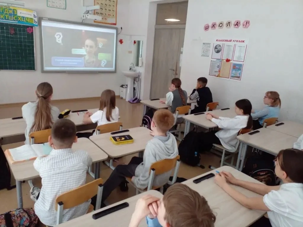 🇷🇺 Уважаемые родители, коллеги и ребята!  Сегодня, 18 мая, в нашей школе прошла торжественная линейк