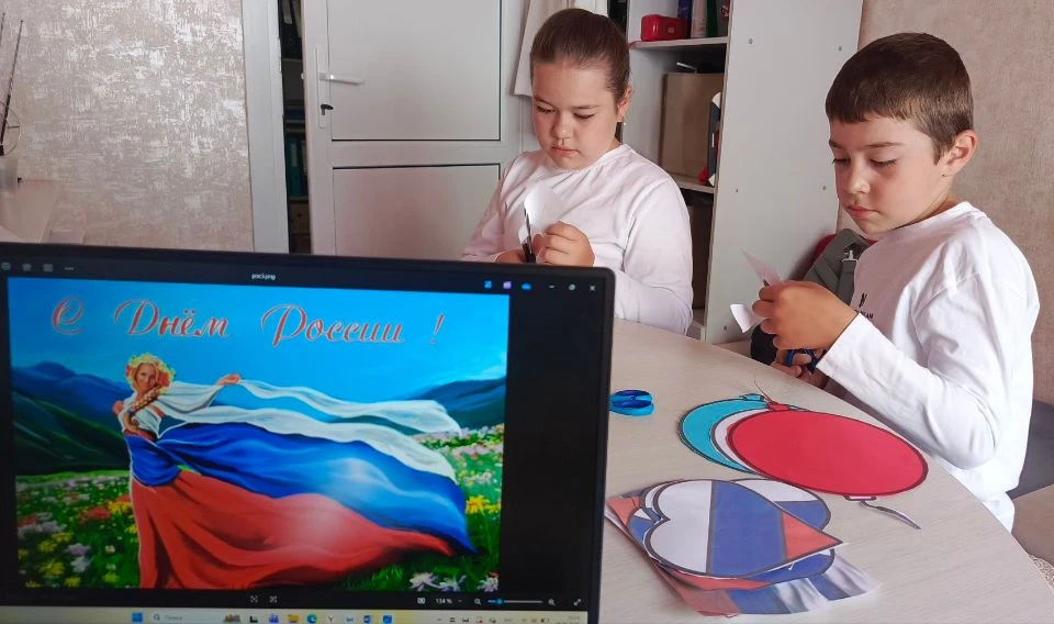 Сегодня в школе прошла  акция «Окна России» к Дню России!

 Мы с ребятами украшали окна: рисовали фл