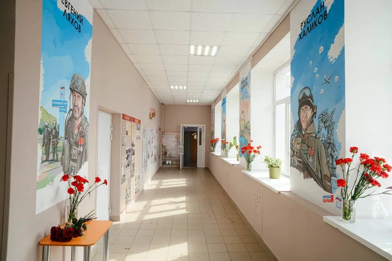 В Тюменской школе молодогвардейцы открыли пять муралов в память о выпускниках-участника...