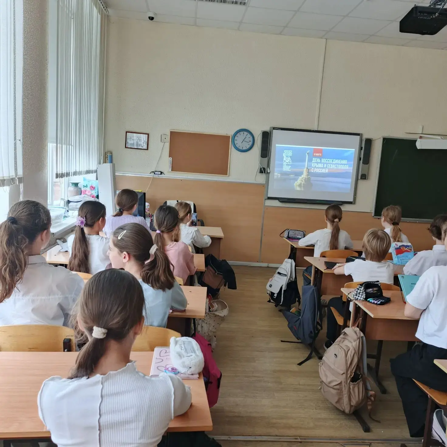 🇷🇺 КРЫМСКАЯ ВЕСНА: МЫ ВМЕСТЕ! 🤝✨  Сегодня, 18 марта, в МАОУ «Гимназия №34» прошли тематические класс