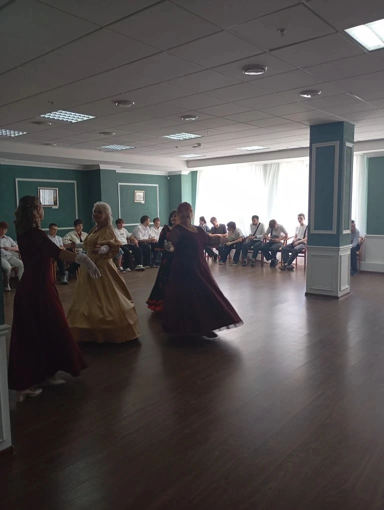 Атмосфера классики 🎵

Студенты ИТ-колледжа гр. 24ПТ15 и 24ПТ21 совместно с педагогами Ворон И.А. и 