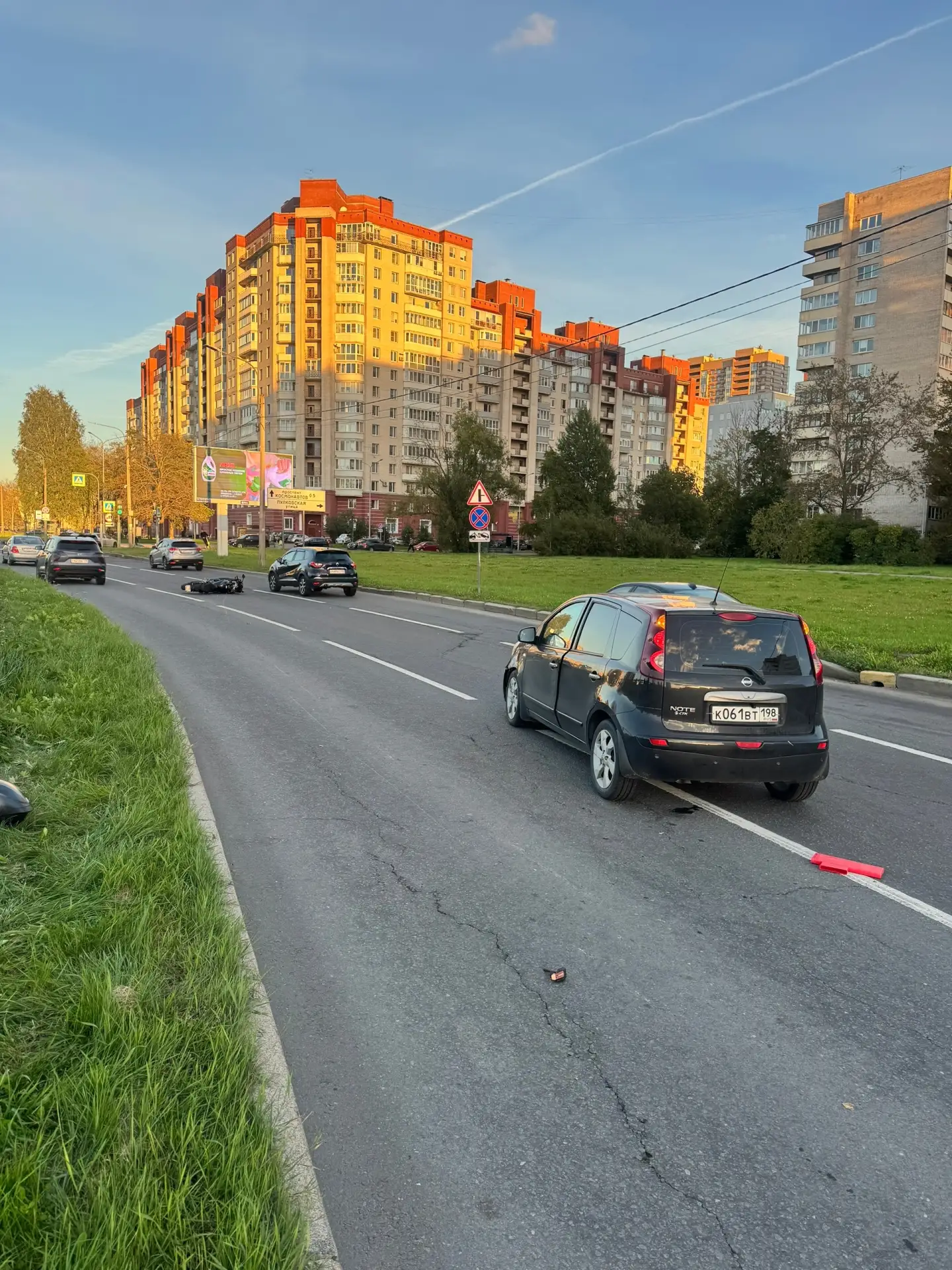 Автомобиль перестроился в двигающийся в попутном направлении мотоцикл. В результате ДТП...