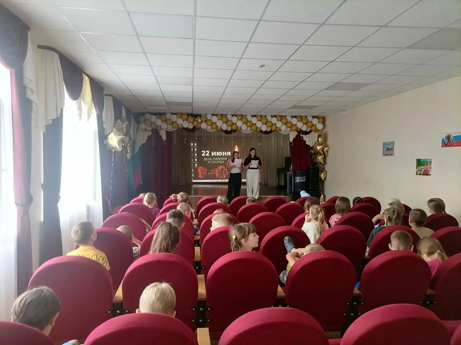 22 июня, в День памяти и скорби, в школьном оздоровительном лагере прошла торжественная линейка. Вос