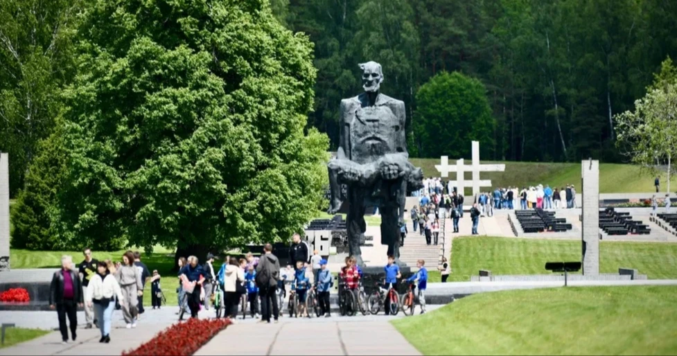 Знаменитая белорусская деревня, которой нет на карте

Участники международного автомотопробега «Доро