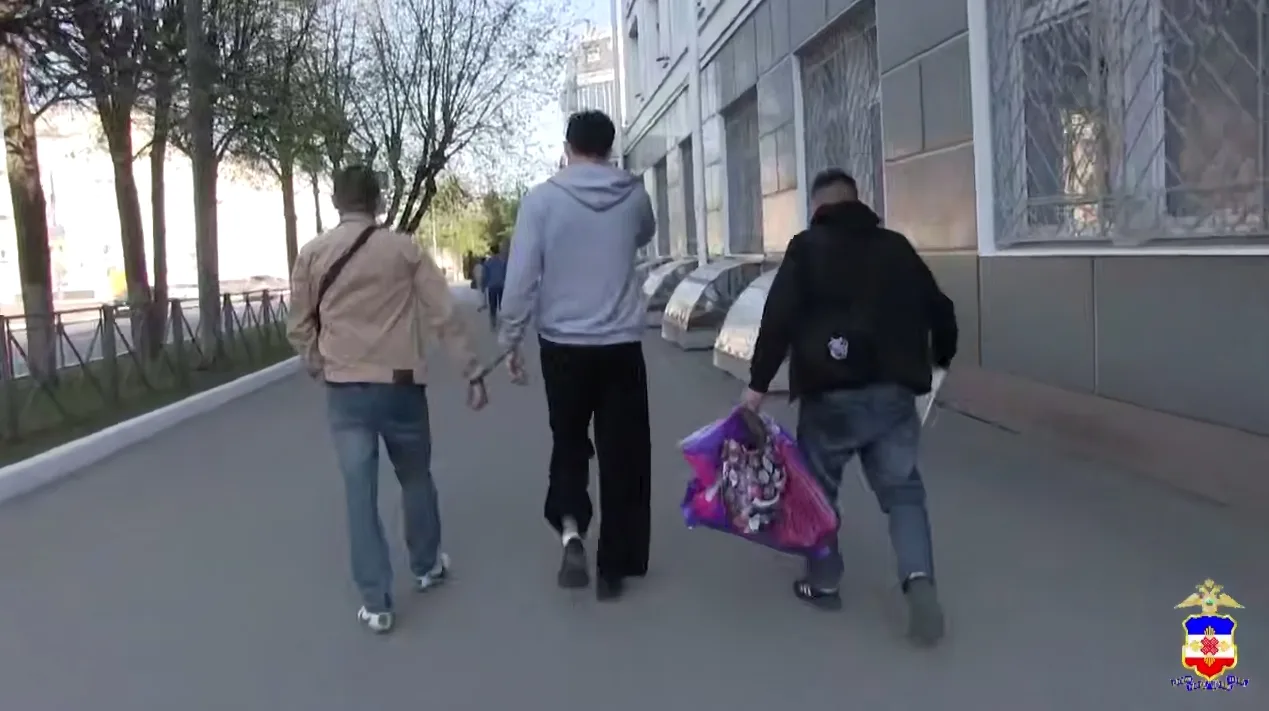 Полиция Марий Эл взяла 19-летнего курьера аферистов 🤲  Мошенники звонили пенсионеркам из Йошкар-Олы 
