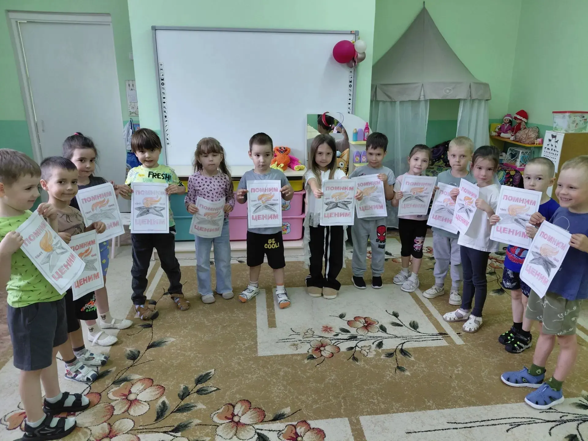 Сегодня в 11 группе прошёл урок памяти. Дети заново пережили хронику страшного дня 22 июня 1941 года