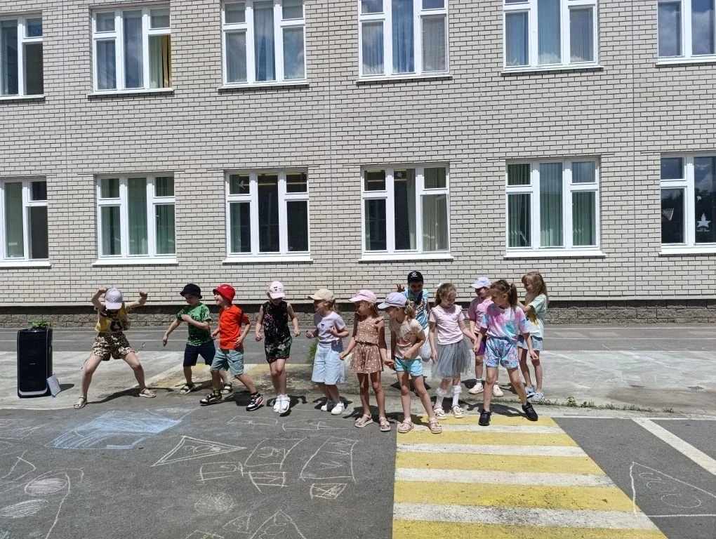 https://vkvideo.ru/video-166679840_456240051

Танцуют все! 🕺💃 
 
Сегодня в нашем пришкольном лагер