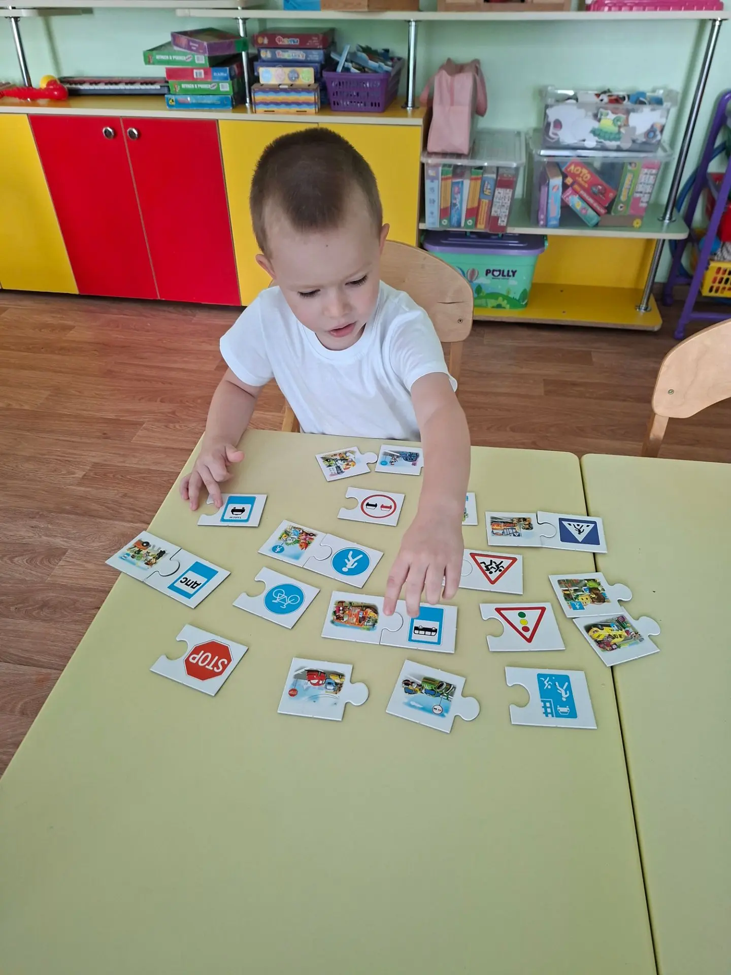 ПДД ты повторяй 🚦 и никогда не нарушай! 🚧

Сегодня в детском саду 👶👧 дети в игровой форме повтор