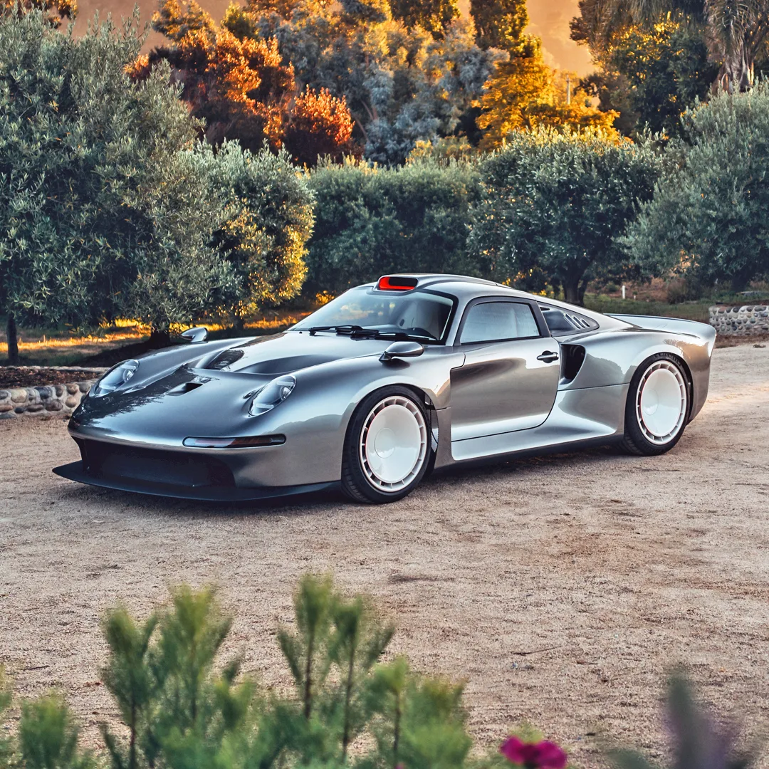 Высокотехнологичный среднемоторный суперкар "Tuthill GT One" с кузовом из углеродного в...