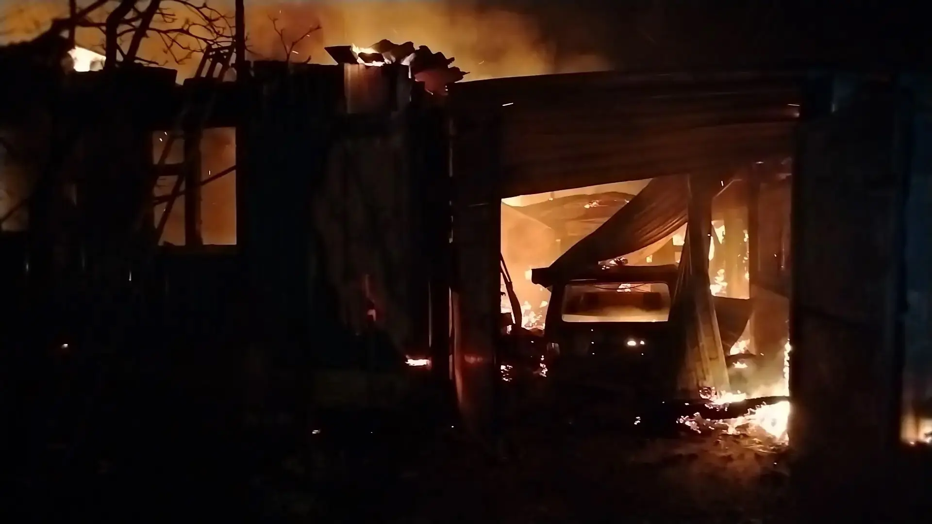 В ПОЖАРЕ ПОГИБЛО 2 ЧЕЛОВЕКА...