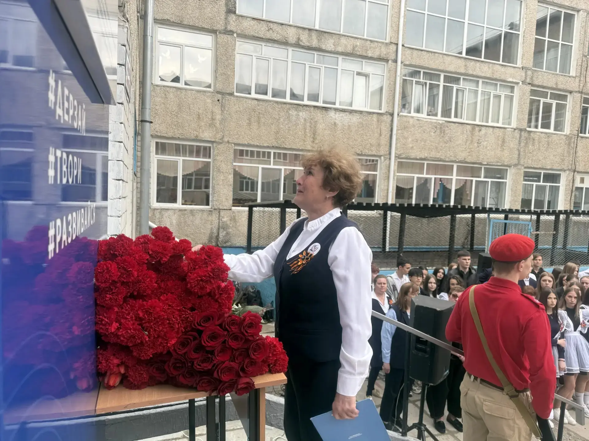 🕊 Алые гвоздики и тишина  В церемонии открытия мемориальной доски Андрею Мамонову был момент, которы