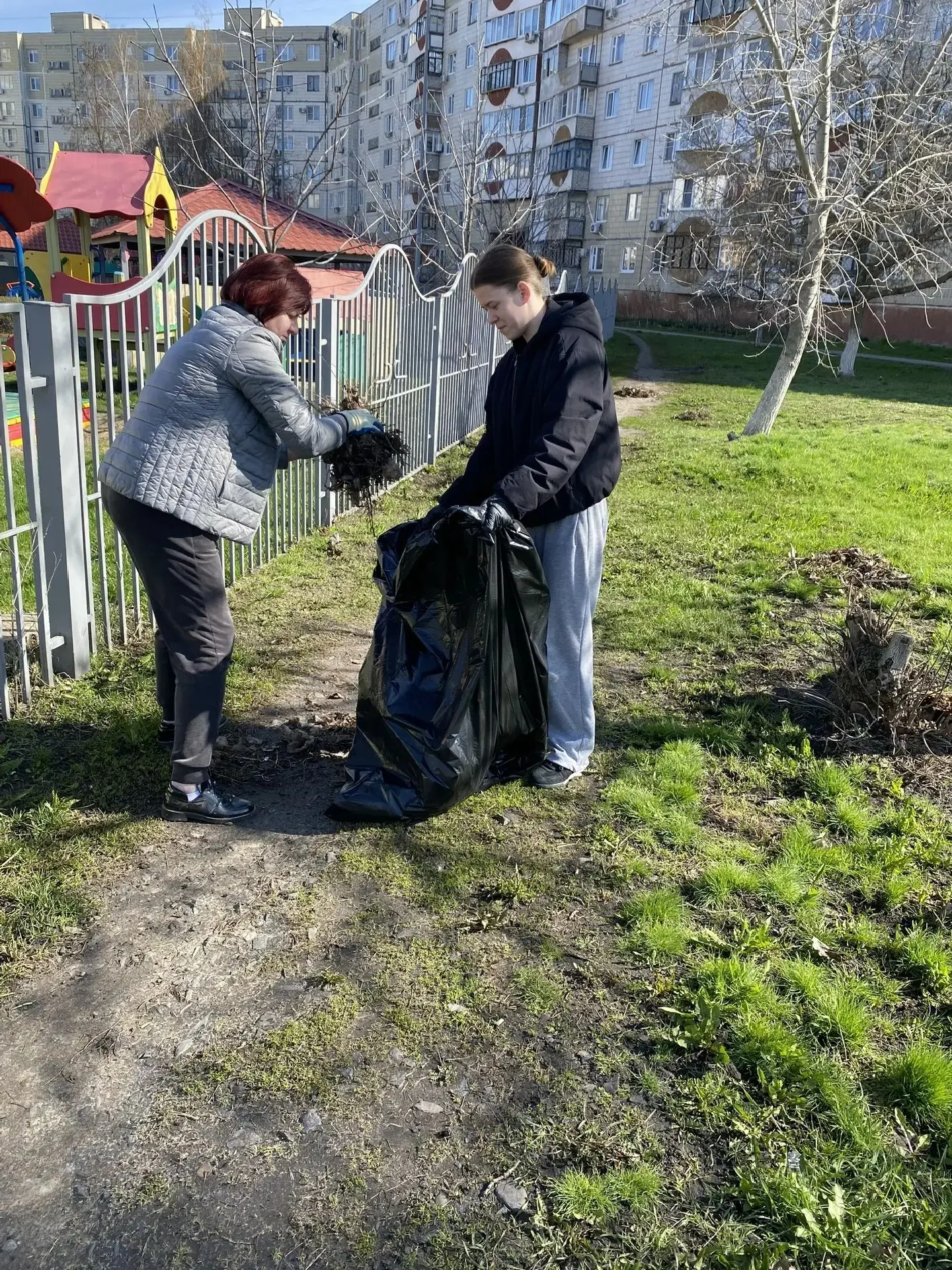 Сотрудники детского сада провели уборку прилегающей территории, возле домов №3 и №6 в м...