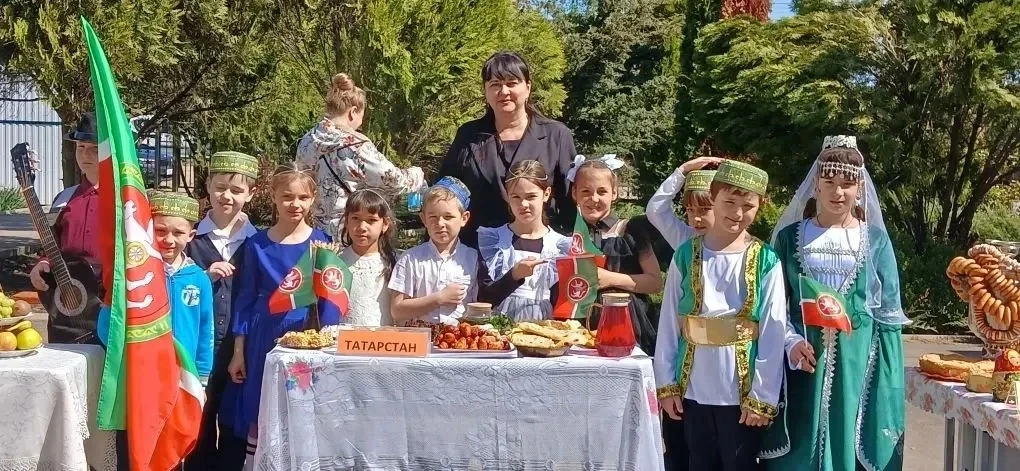 В МБОУ ООШ № 9 имени А.П .Маресьева.,прошло масштабное мероприятие 🎊, посвящённое ярмарке народов и 
