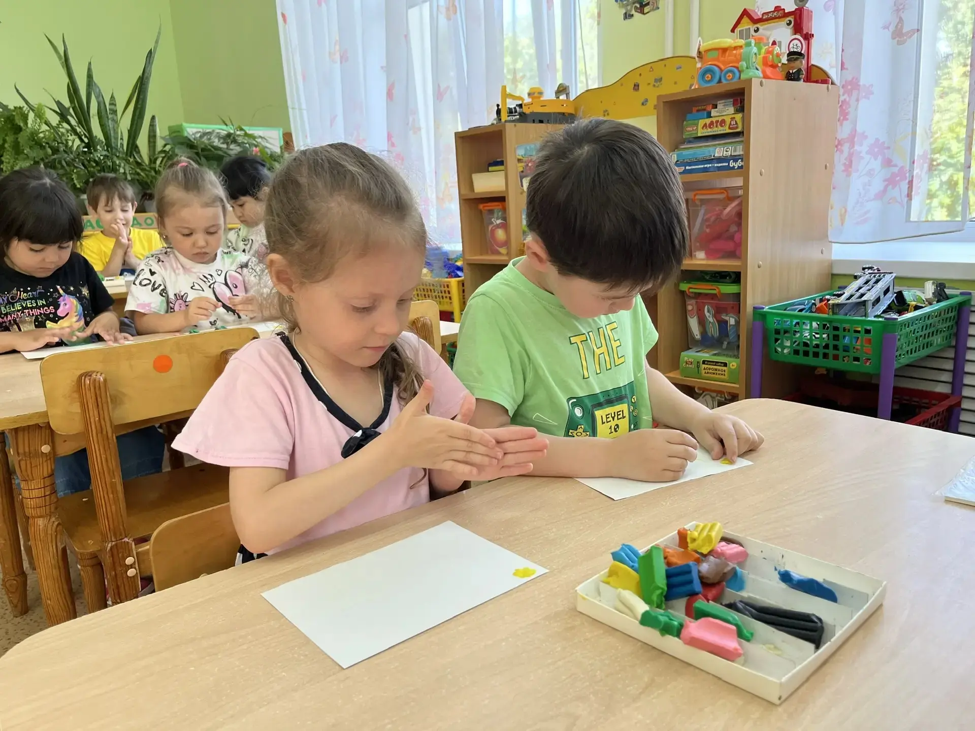 Что ты мне подаришь, лето?
— Много солнечного света!
В небе pадyгy-дyгy!
И ромашки на лyгy!
— Что ещ