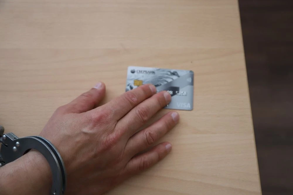 💳 С утерянной банковской карты раскрыли кражу в Черногорске  В полицию обратился местный житель: с п