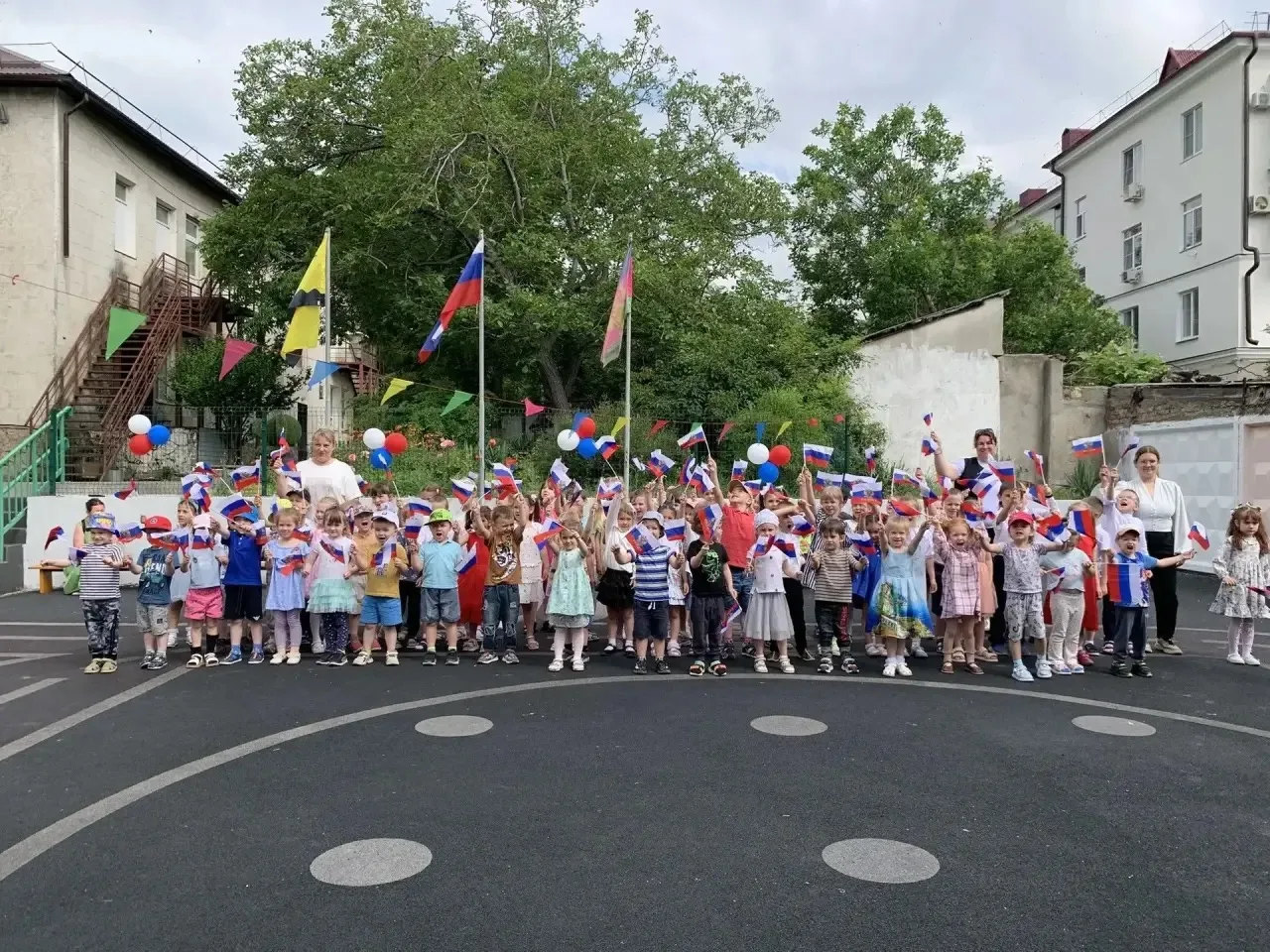 Торжественное мероприятие ко Дню России 🇷🇺

В преддверии Дня России в детском саду прошёл яркий и 