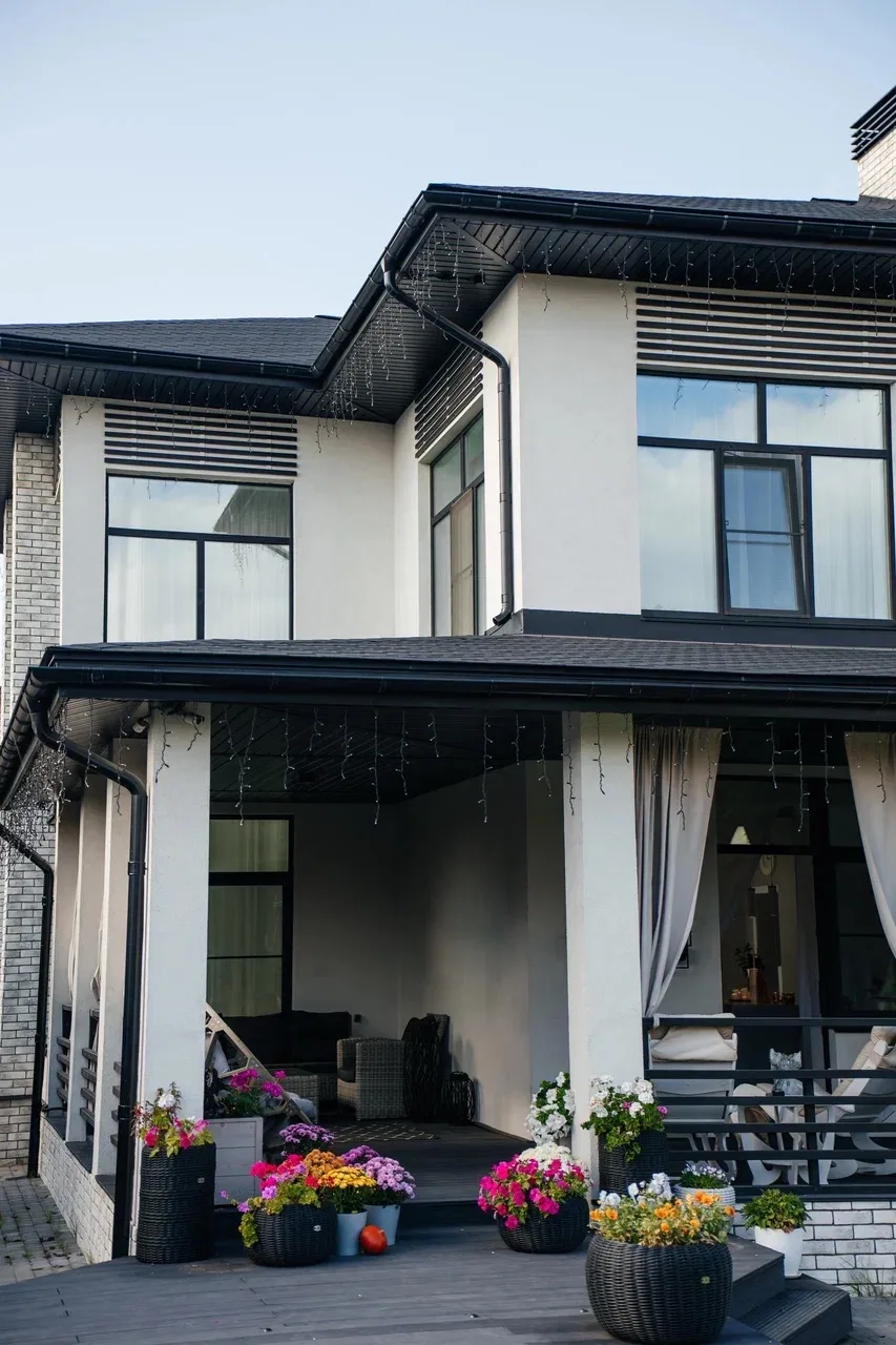 Гибкая черепица 🏠

⠀
Итак, почему мы отошли от проекта и заменили металлочерепицу на мягкую кровлю 