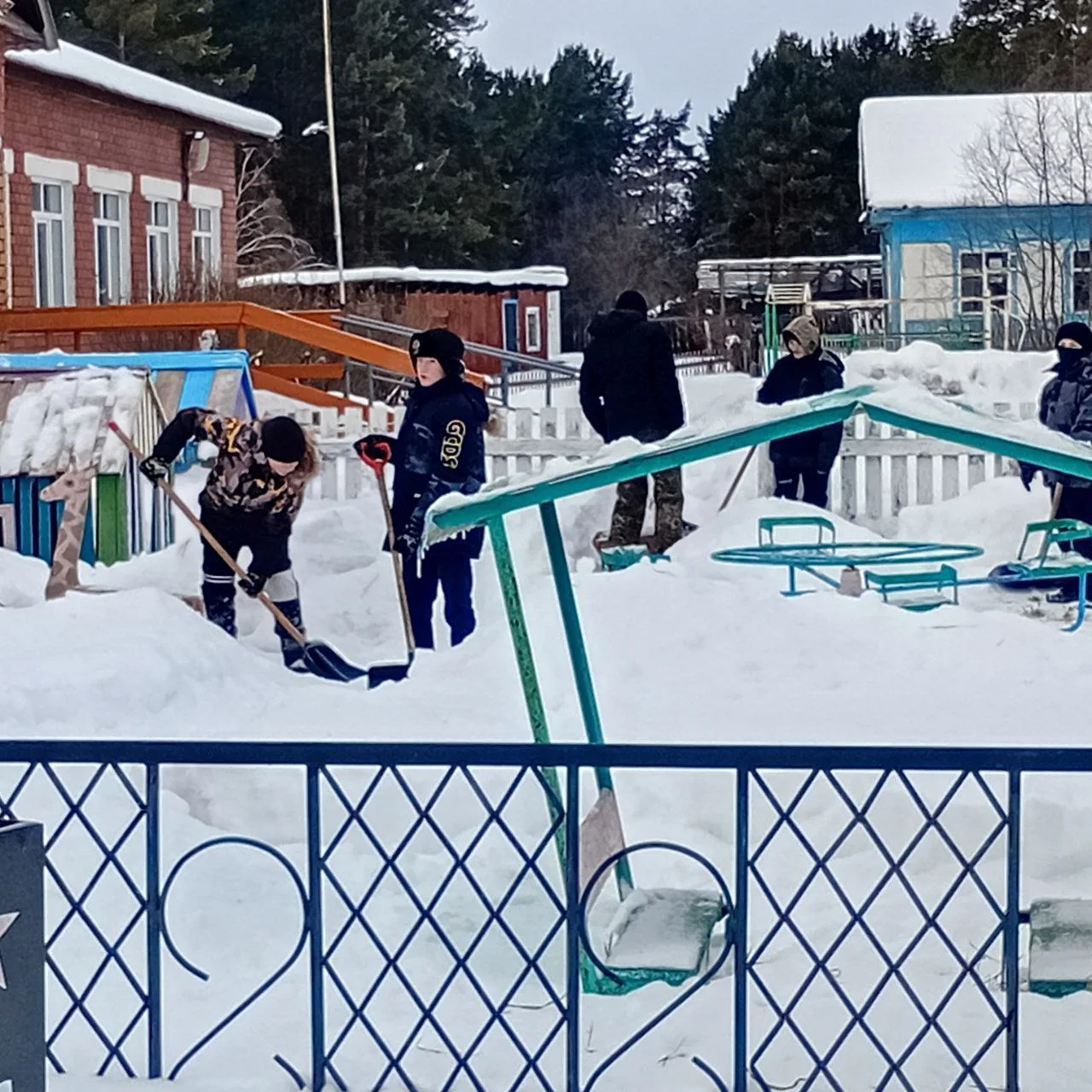 Зима зовёт на уборку! Сегодня ребята среднего звена под руководством учителя технологии Алексея Конс