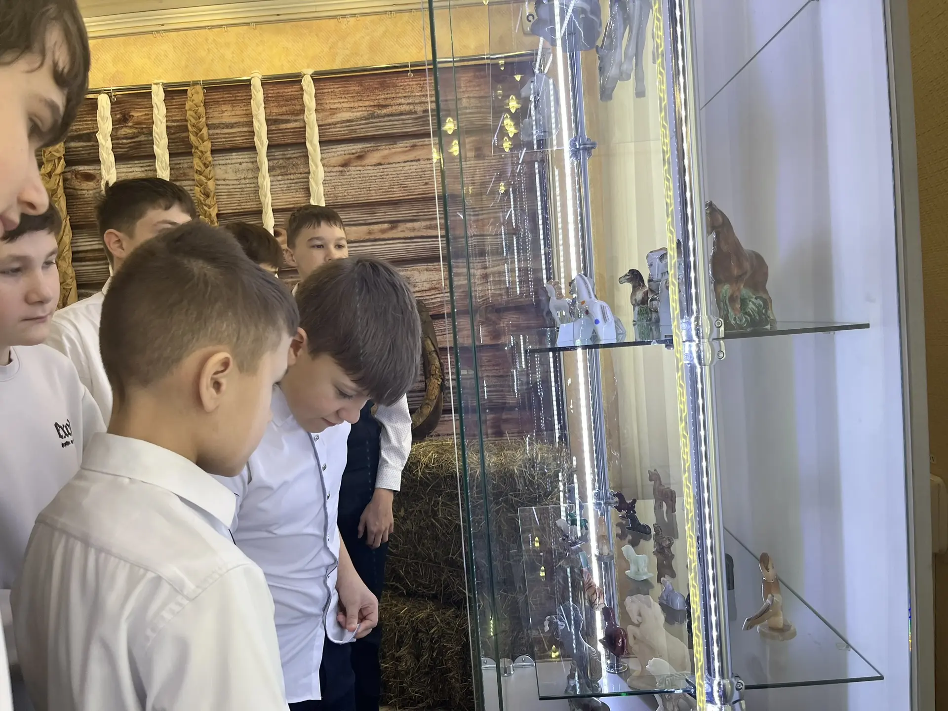 🌟Сегодня ученики 6б класса  (классный руководитель Красилова И.В.) посетили персональную выставку Фе