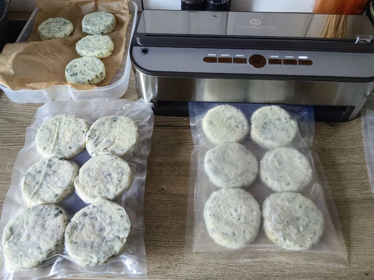 Эти сырники со шпинатом, зелёным луком и укропом попадут к вам в самое сердечко, вот прям через желу