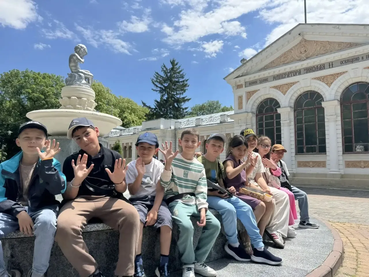 Увлекательная экскурсия!

С самого утра дети с нетерпением ждали похода в кинотеатр. После завтрака 