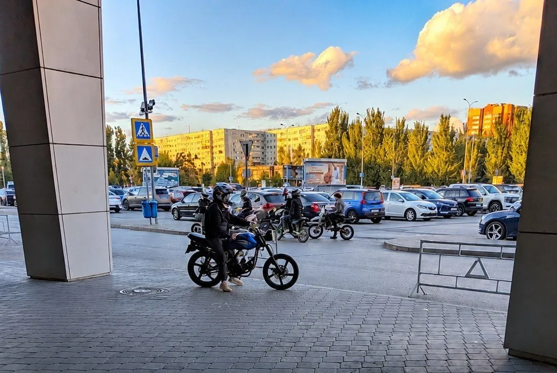 😡«Летают где хотят!»: питбайки у «Волгамолла» снова пугают прохожих