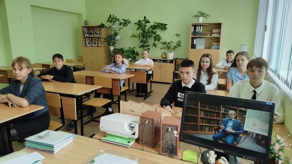 В МБОУ СОШ №33 им. Н.П.Ксагорариса прошёл просмотр документального фильма «Командовать ...