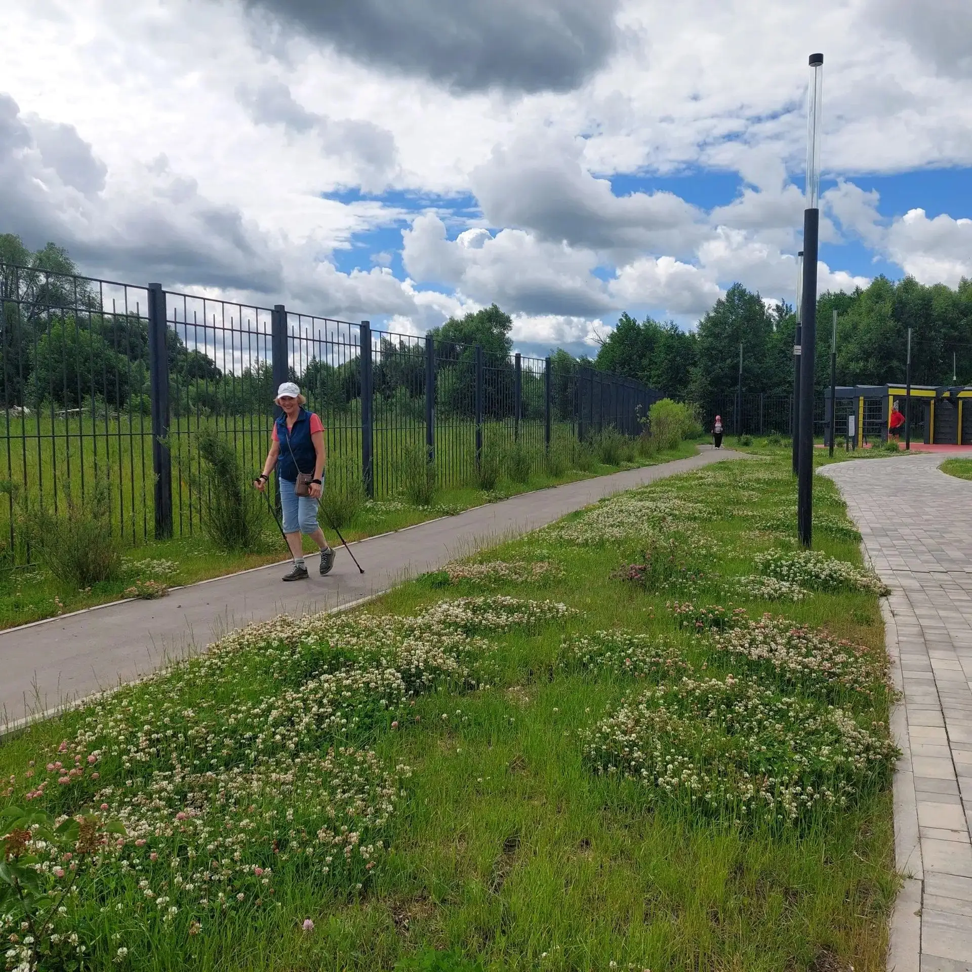 #Городскойпарк

Присоединяйтесь к занятиям по скандинавской ходьбе!

Скандинавская ходьба — это один