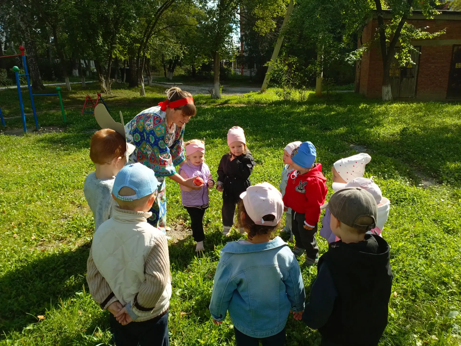 В группе "Звёздочки" прошло мероприятие "Яблочный Спас"  с целью приобщения детей к рус...