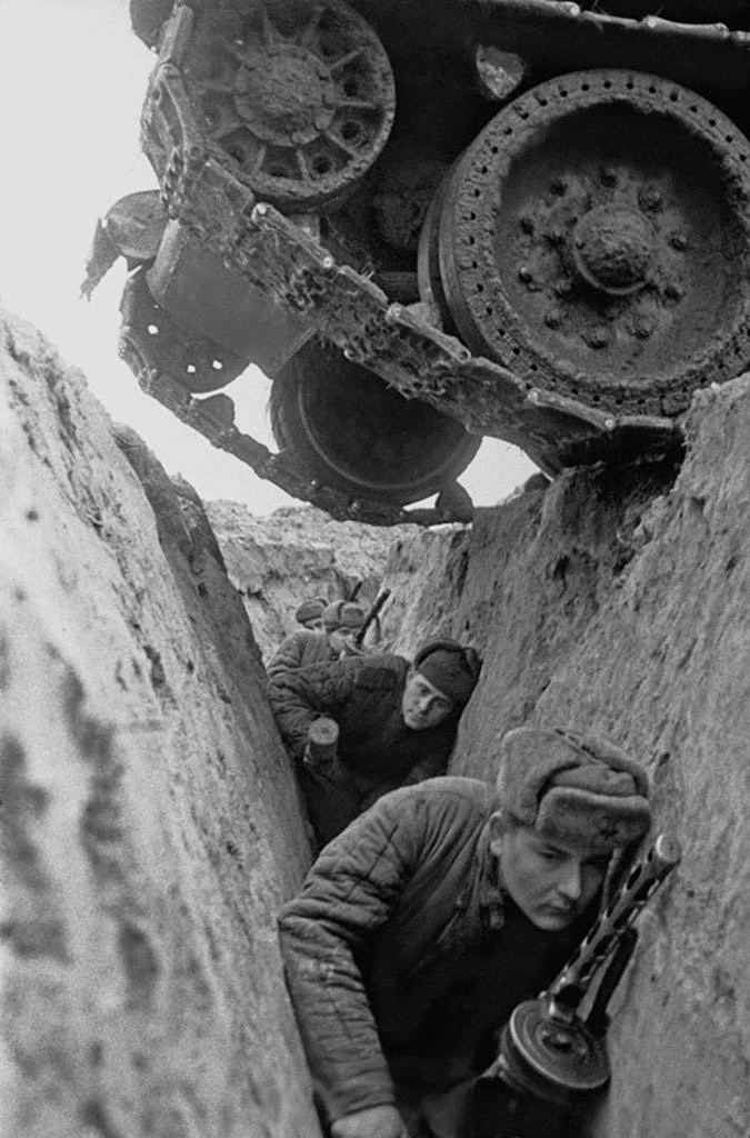История одной фотографии.📸
#войнавискусстве 

До того как в 1938 г. стать ведущим фотокорреспондент
