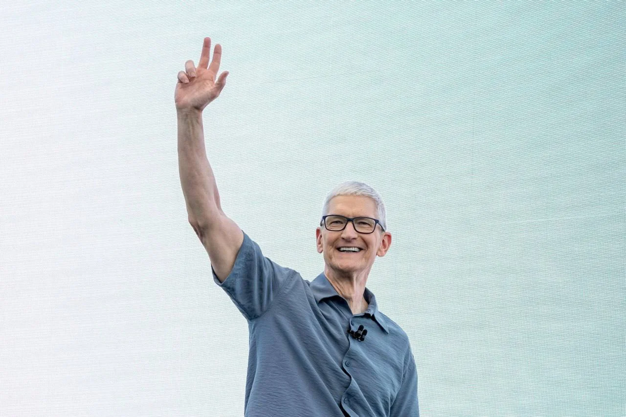 🍏 Тим Кук ушел с поста гендиректора Apple, став исполнительным председателем с пакетом...