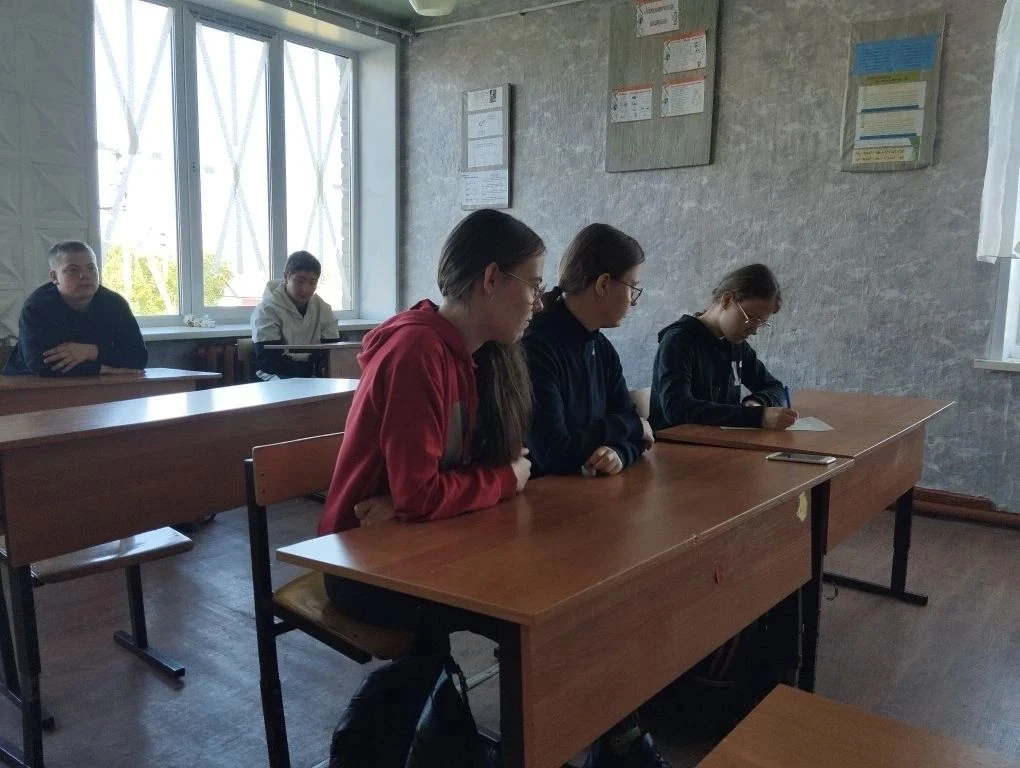 Последняя учебная неделя в нашей школе традиционно началась с линейки, посвящённой подн...