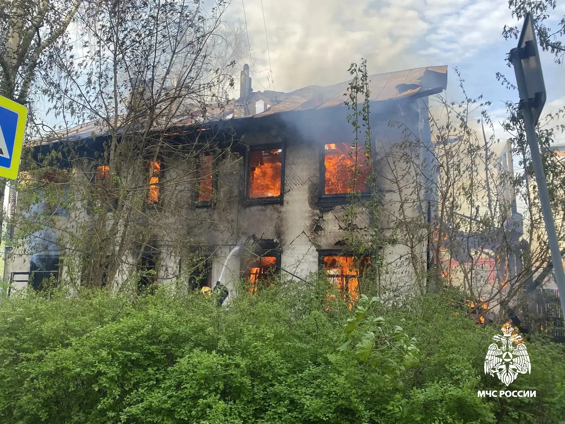 В Костроме на Водяной горела заброшка Дома больше нет.  Пожар случился в пятом часу вечера 16 мая. З