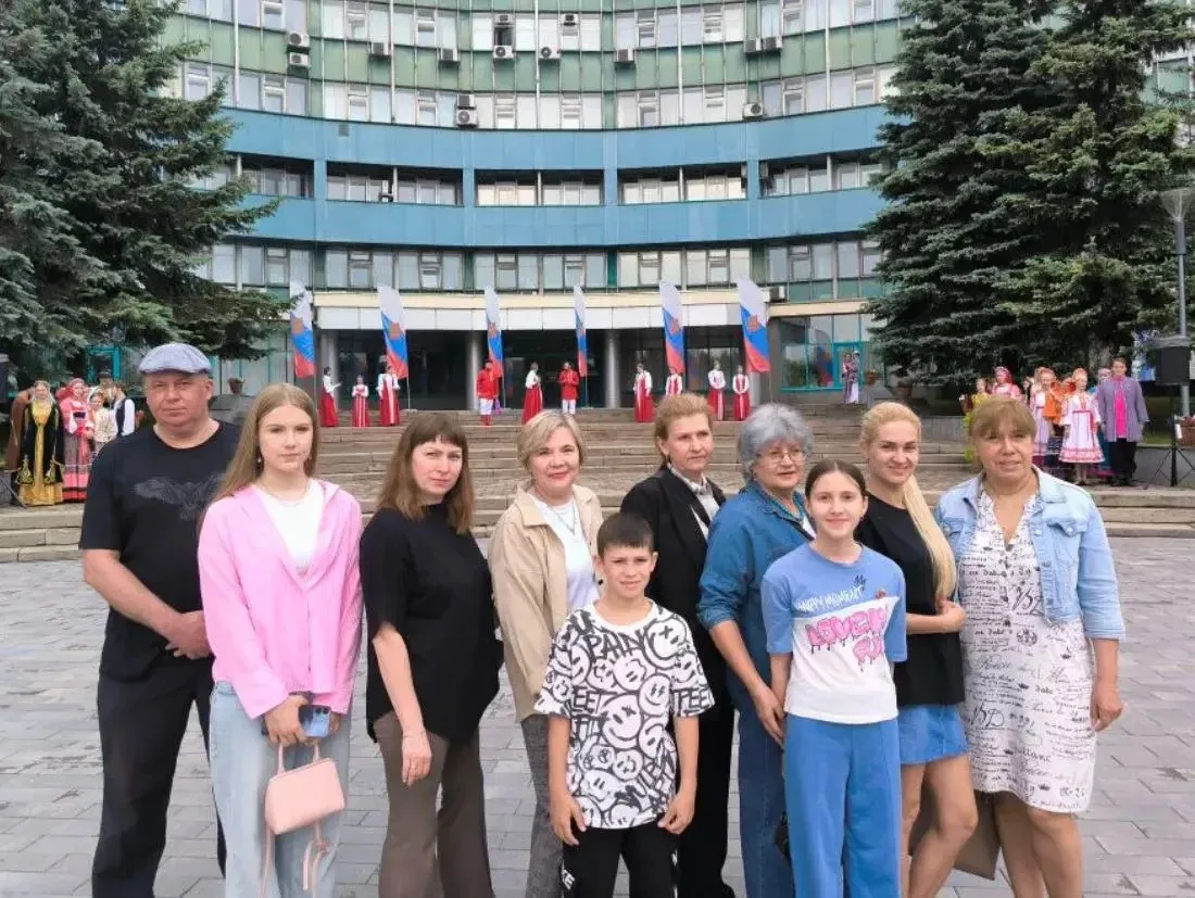 Педагоги нашего детского сада с семьями посетили праздничное мероприятие ко Дню России....