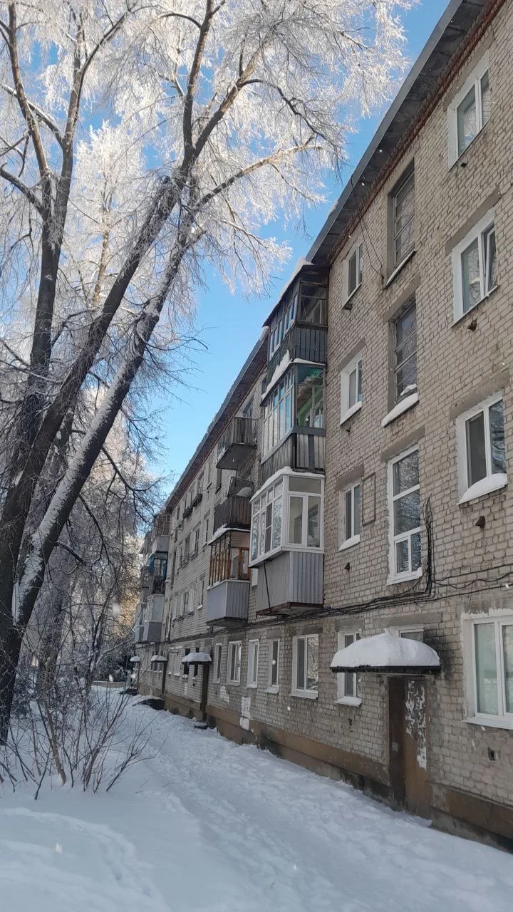 Произвели очистку кровли от наледи и сосулек по адресу: ул.Тухачевского д.42