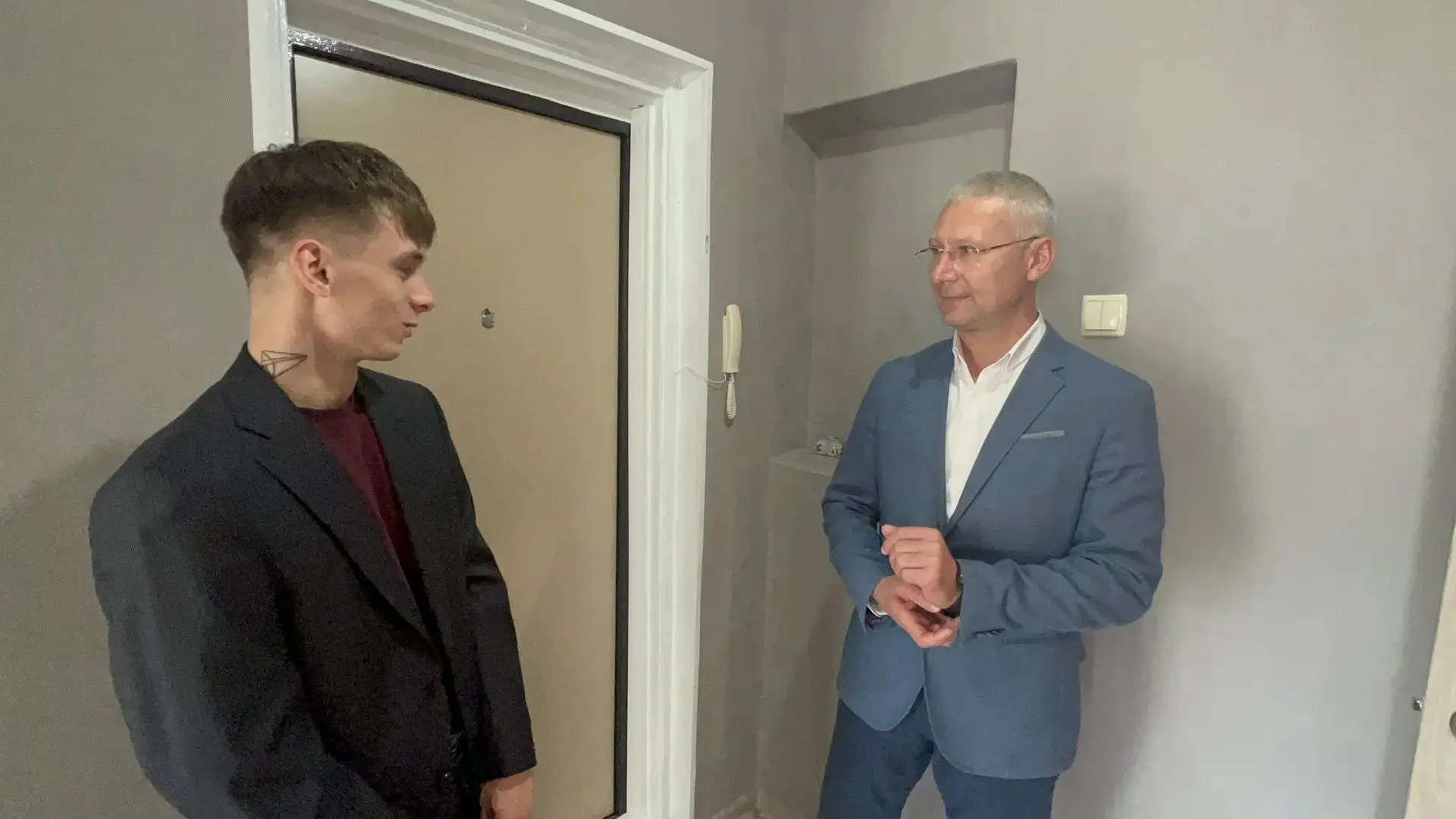 «Теперь у меня есть свой дом»: охинец из числа детей-сирот получил ключи от новой квартиры
 
Впереди
