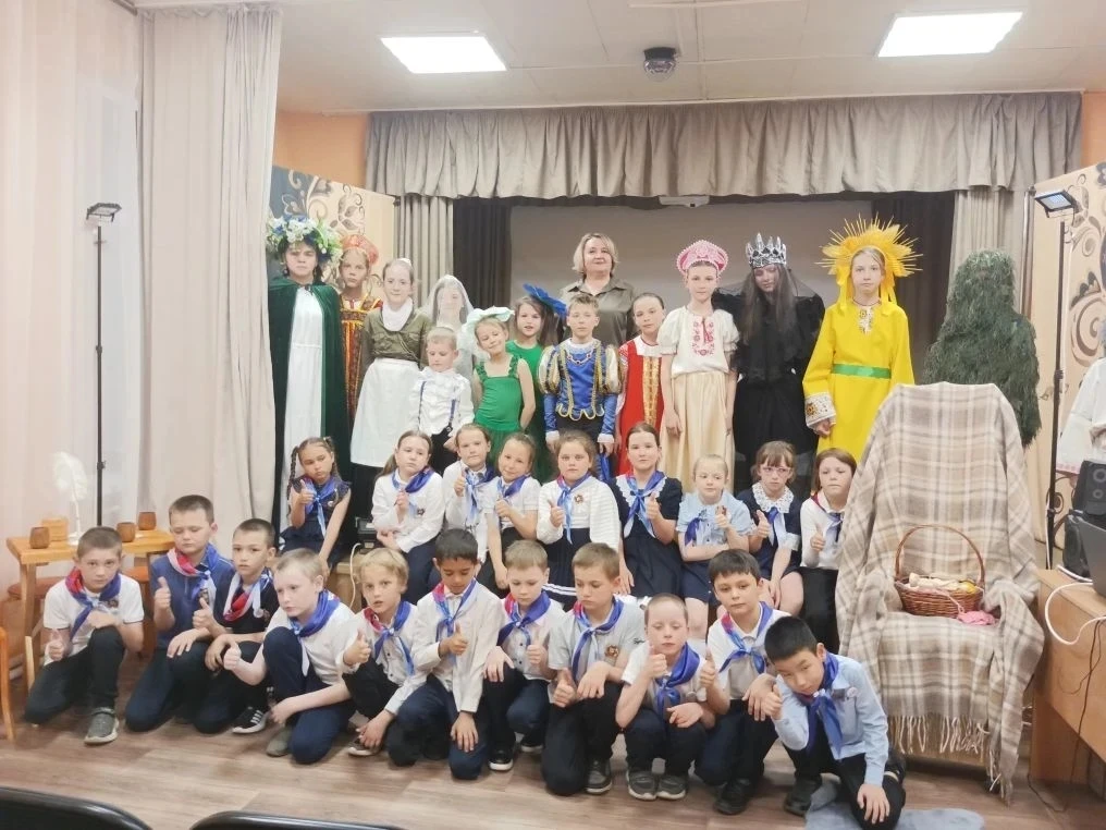Театральный коллектив «Жемчужинки» подарил школьникам Чаплыгина сказку «Аленький цветоч...