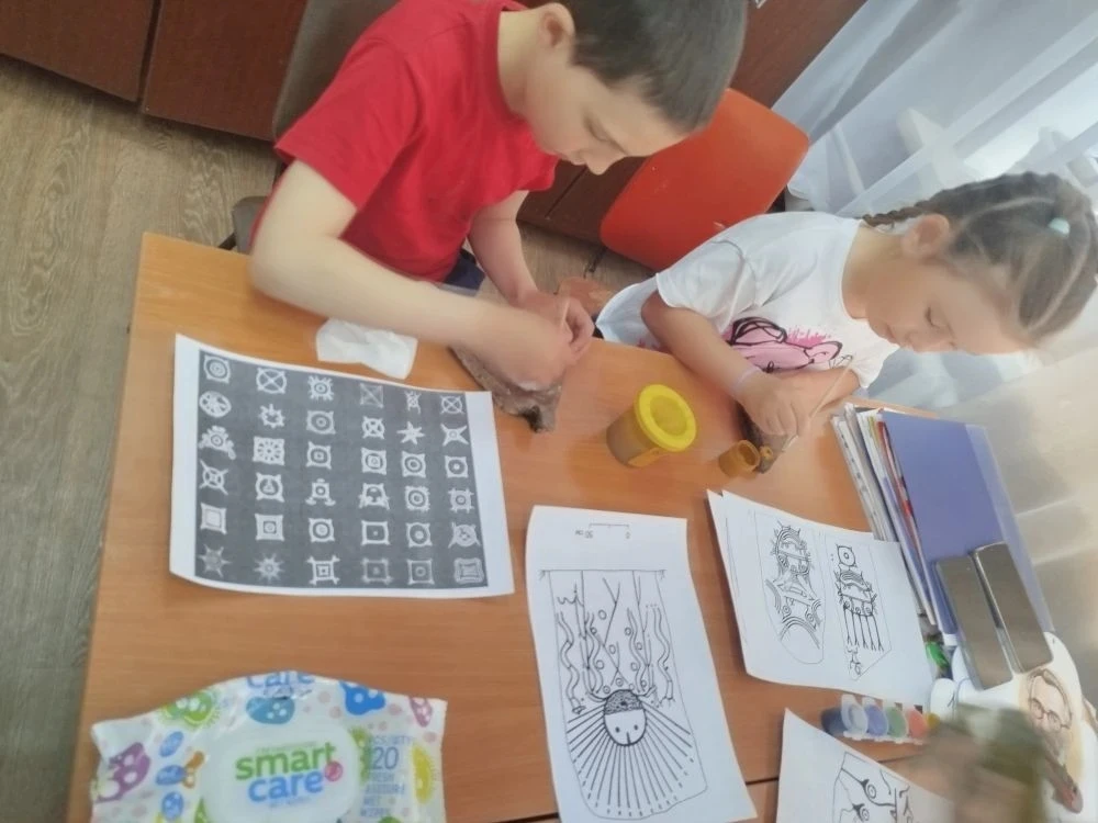 На кружке " Вокруг красок", руководитель Лопатина М. Н., ребята с увлечением изучали тв...