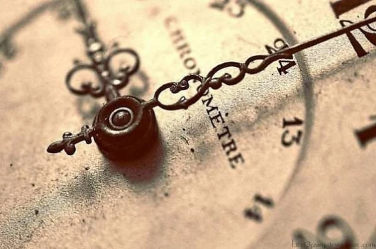 Приходит день...  Приходит день, приходит час, И понимаешь: все не вечно! Жизнь бессердечно учит нас