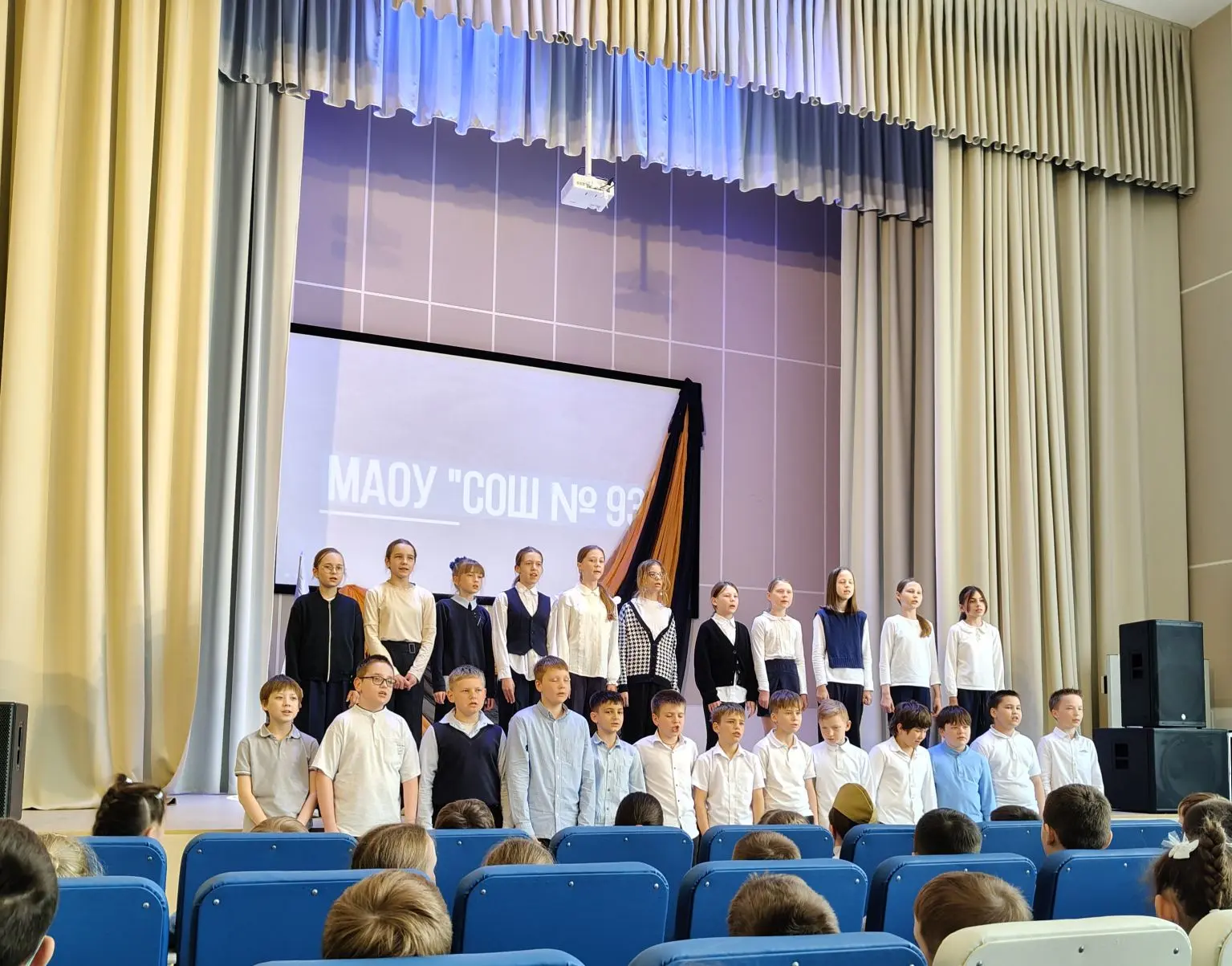 5 мая прошёл смотр литературно-музыкальных композиций, посвящённых 9 Мая. Участвовали 1–6 классы.  Б